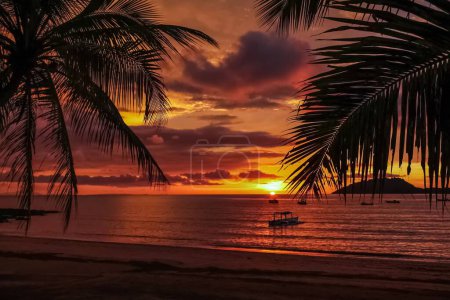 Foto de Hermosa puesta de sol en luz naranja en la costa de Nosy Be Madagascar - Imagen libre de derechos