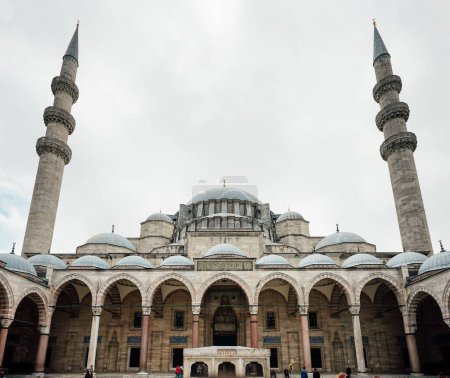 Foto de Esta es la famosa Mezquita Suleymaniye en Estambul. - Imagen libre de derechos
