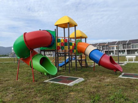 Téléchargez les photos : Une aire de jeux pour enfants située dans un quartier résidentiel à Perak, en Malaisie - en image libre de droit