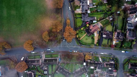 Téléchargez les photos : Une vue de dessus d'une rue entourée de maisons et d'un parc en automne - en image libre de droit