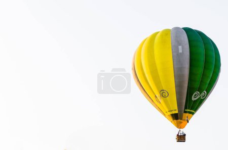 Téléchargez les photos : Prise de vue en angle bas d'une montgolfière volant dans les airs lors du 25e Festival européen des montgolfières - en image libre de droit
