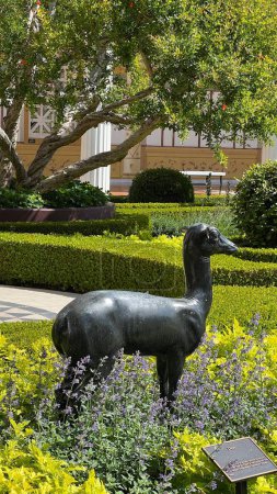 Téléchargez les photos : Ancienne statue d'agneau grec dans la Getty Villa, Malibu, Californie - en image libre de droit