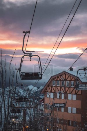 Téléchargez les photos : Une belle vue depuis une station de ski en hiver - en image libre de droit