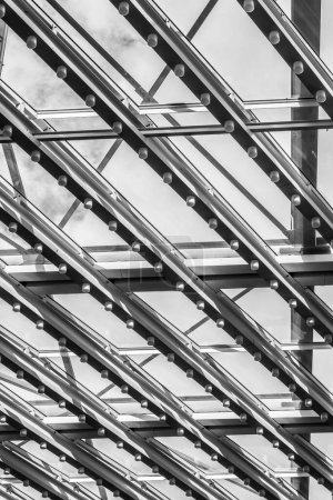 Téléchargez les photos : Vue verticale grise de la structure métallique moderne et bien conçue du bâtiment - en image libre de droit