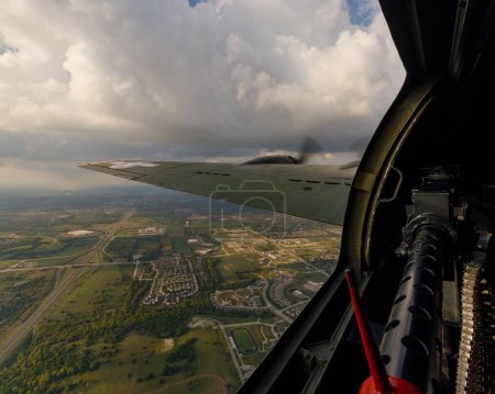 Foto de Una vista de la estación de artilleros de cintura izquierda en vuelo del avión B-17G - Imagen libre de derechos
