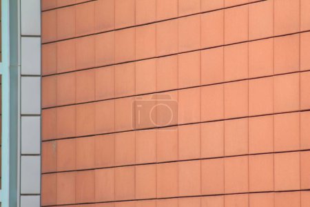Téléchargez les photos : Un mur fait de belles tuiles carrées brunes - en image libre de droit