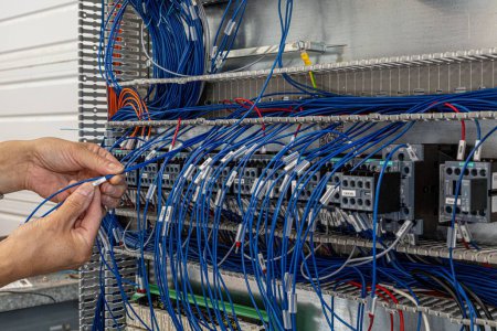 Foto de Una vista de primer plano de un proceso de inserción de un número de etiqueta para localizar cables eléctricos - Imagen libre de derechos