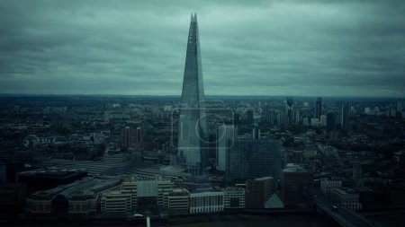 Foto de El rascacielos Shard más alto con la ciudad de Londres al fondo en un día sombrío - Imagen libre de derechos