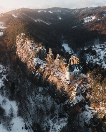 Téléchargez les photos : Vue aérienne du château Mala Skala en Tchéquie au lever du soleil - en image libre de droit