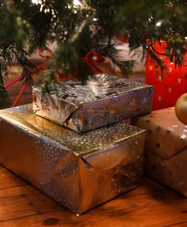 Téléchargez les photos : Cadeaux sous un sapin de Noël - en image libre de droit