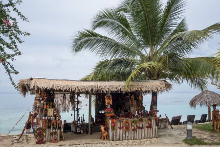 Téléchargez les photos : Une petite boutique de cadeaux dans une station balnéaire à Montego Bay, Jamaïque - en image libre de droit