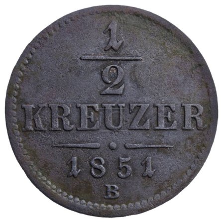 Foto de Una moneda de cobre austriaca de época inscrita "1 2 KREUZER 1851 B" aislada sobre fondo blanco - Imagen libre de derechos