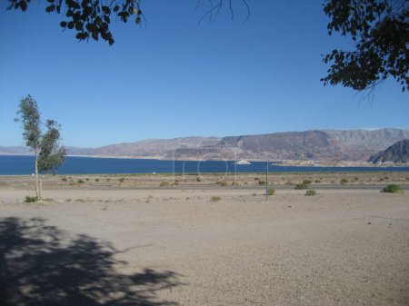 Foto de Vista del desierto con el lago Mead en el fondo - Imagen libre de derechos