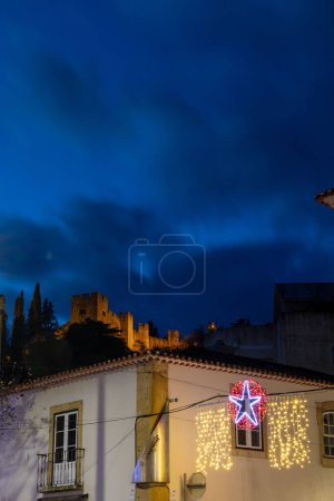 Foto de Castillo templario por la noche con luces de Navidad. Navidad en Tomar - Imagen libre de derechos