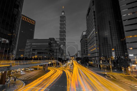 Foto de Una larga exposición de senderos de luces de coche en la carretera en la ciudad de Taipei, Taiwán - Imagen libre de derechos