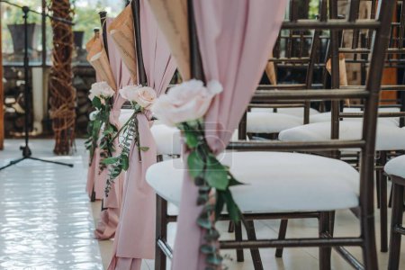 Téléchargez les photos : Un gros plan de meubles avec des décorations de mariage festives - en image libre de droit