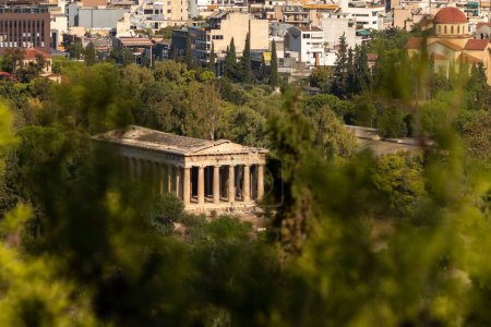 Téléchargez les photos : Vue aérienne du temple d'Héphaïstos à Athènes vue à travers des arbres luxuriants - en image libre de droit