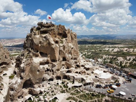 Téléchargez les photos : Le sommet de la montagne à Uchisar Turquie avec l'horizon en arrière-plan pendant la journée - en image libre de droit