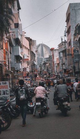 Téléchargez les photos : Vue verticale d'une vue de rue avec des motocyclistes à Chennai, en Inde - en image libre de droit