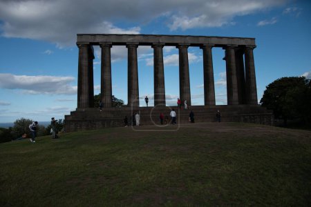 Téléchargez les photos : Vue de face du Parthénon construit sur Calton Hill, Édimbourg, Royaume-Uni - en image libre de droit