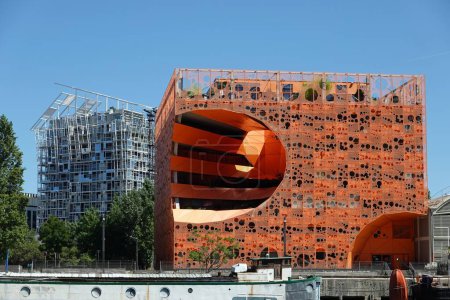 Téléchargez les photos : Le cube orange, un immeuble de bureaux moderne dans le quartier des affaires par temps ensoleillé - en image libre de droit
