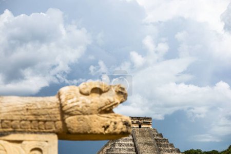 Téléchargez les photos : Un plan lointain de la pyramide d'El Castillo et un morceau d'architecture maya devant elle - en image libre de droit