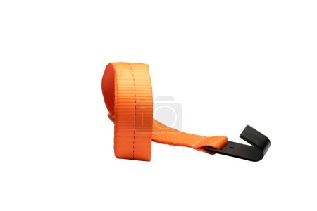 Téléchargez les photos : Un rouleau d'une courroie de remorquage orange semi-ouverte pour la livraison de meubles isolés sur le fond blanc - en image libre de droit