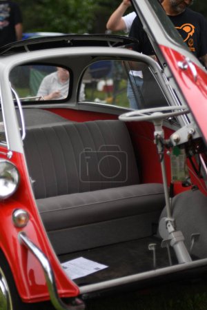 Téléchargez les photos : Un plan vertical d'un Isetta vintage rouge et blanc au Hampshire Illinois Suds & Fun Car Show - en image libre de droit