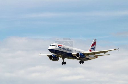 Téléchargez les photos : Avion Airbus A320 de British Airways atterrissant à l'aéroport Josep Tarradellas de Barcelone-El Prat - en image libre de droit