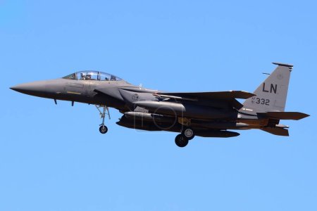 Téléchargez les photos : US Air Force McDonnell Douglas F-15E Strike Eagle atterrissant à Berlin pour l'affichage statique à ILA 2022. - en image libre de droit