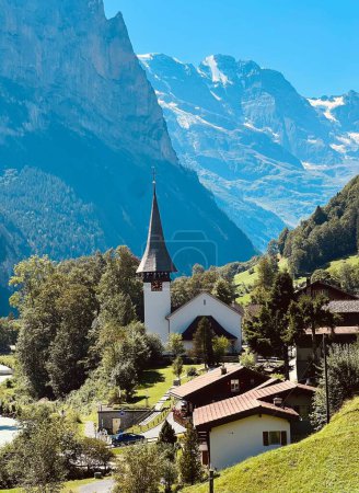 Téléchargez les photos : Vue verticale d'une église historique dans les montagnes de Lauterbrunnen, Suisse - en image libre de droit