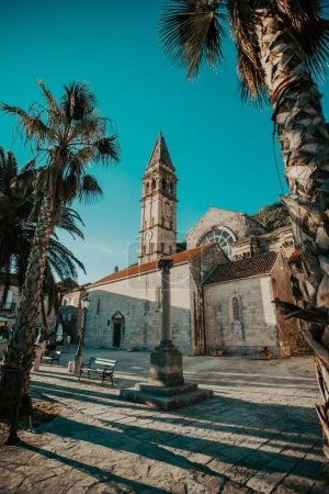 Foto de Un plano vertical de la Iglesia de San Nicolás en Perast, Montenegro - Imagen libre de derechos