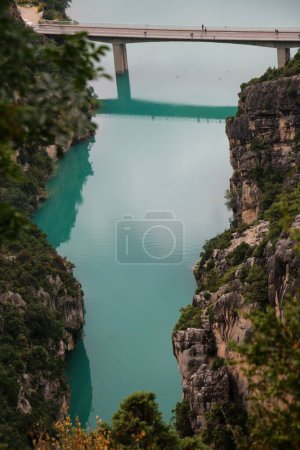 Téléchargez les photos : Vue aérienne du pont sur un lac au Verdon Canyon, Lac du Croix, Haute Provence, France - en image libre de droit
