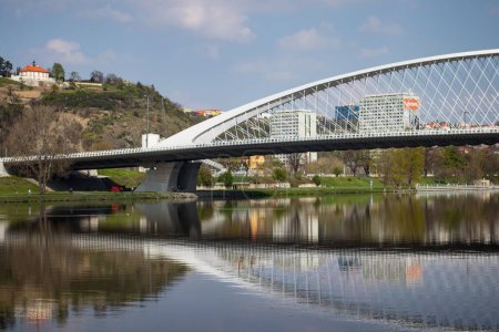Téléchargez les photos : Le pont moderne de Troja à Prague se reflète dans les eaux de la rivière Vltava à Prague pendant la journée - en image libre de droit