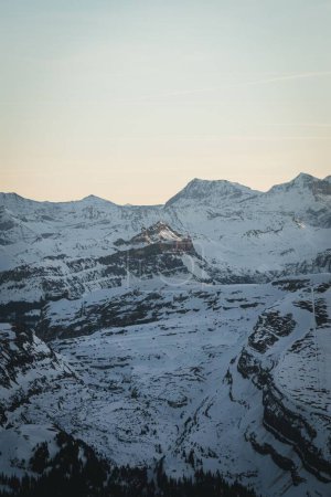 Foto de Un plano vertical de los Alpes suizos. Hermoso rango nevado. - Imagen libre de derechos