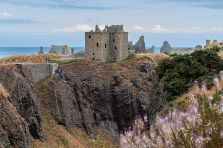 Foto de El famoso castillo de Dunnottar y el paisaje rocoso de Escocia - Imagen libre de derechos