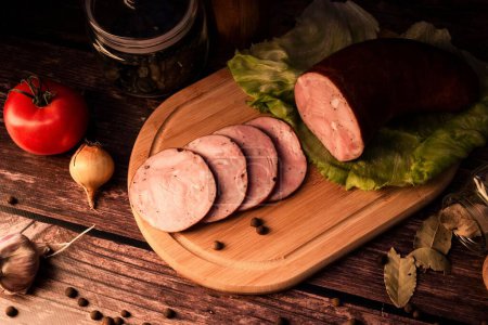 Téléchargez les photos : Une vue de dessus de viande fraîche savoureuse sur une table en bois avec ajout d'herbes fraîches et d'épices aromatiques - en image libre de droit