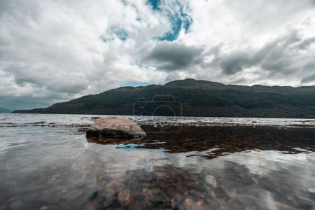 Foto de Una hermosa foto del Lago Lomond en las montañas de Escocia - Imagen libre de derechos