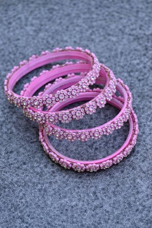 Téléchargez les photos : Un plan vertical de bracelets violets féminins - en image libre de droit