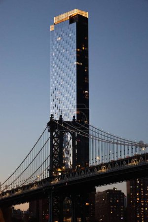 Téléchargez les photos : Le pont de Manhattan à Brooklyn, New York la nuit - en image libre de droit