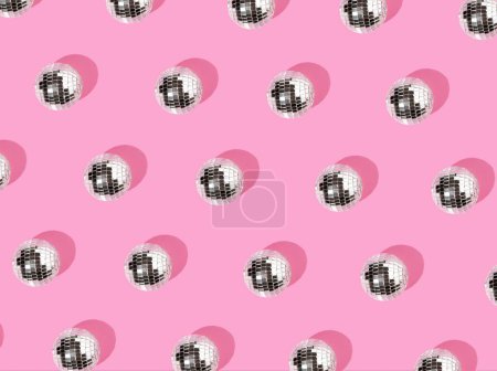 Foto de Representación en 3D de las bolas de disco plateadas sobre un fondo rosa pastel, el concepto de entretenimiento mínimo - Imagen libre de derechos