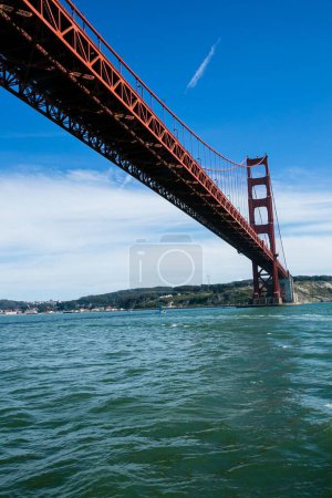 Foto de Un chorro vertical de agua debajo del puente Golden Gate en San Francisco - Imagen libre de derechos