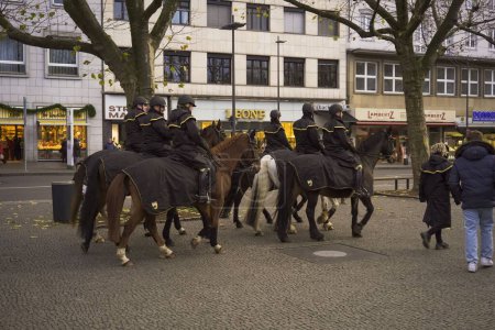 Téléchargez les photos : Les policiers allemands à cheval dans le centre-ville d'Aix-la-Chapelle - en image libre de droit
