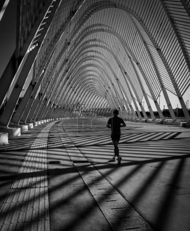 Téléchargez les photos : Plan vertical d'une personne marchant dans le complexe de construction de Calatravas dans le stade olympique d'OAKA, Athènes - en image libre de droit