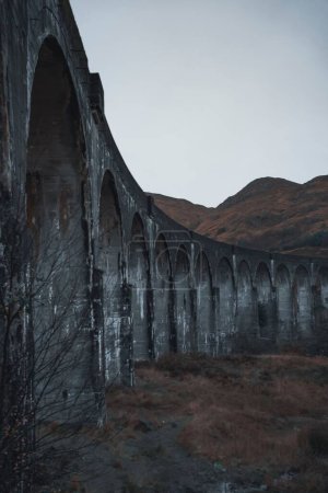 Téléchargez les photos : Un plan vertical du viaduc Glenfinnan en Écosse. - en image libre de droit