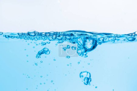 Téléchargez les photos : Un gros plan de bulles dans l'eau bleue parfait pour les milieux et les fonds d'écran - en image libre de droit