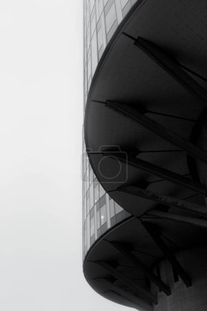 Foto de Un plano vertical de un edificio de silos de oficinas con paredes de vidrio en la ciudad de Copenhague en Dinamarca - Imagen libre de derechos