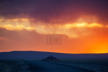 Téléchargez les photos : Une vue à couper le souffle sur le coucher du soleil dans la préfecture d'Ali au Tibet, en Chine, avec des nuages orange brillant - en image libre de droit