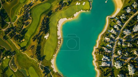 Téléchargez les photos : Vue aérienne d'un club de golf près d'un lac avec des sablières et des courts de tennis à Oberwaltersdorf, Autriche - en image libre de droit
