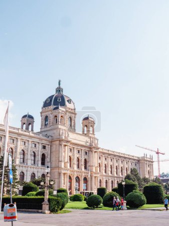 Téléchargez les photos : Vue verticale du musée historique d'histoire naturelle sous un ciel radieux à Vienne, Autriche - en image libre de droit